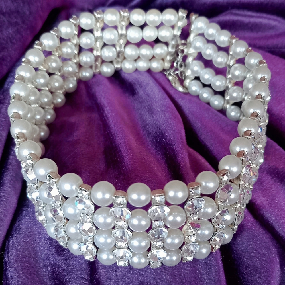 Elegant Pearl and Crystal Necklace